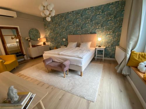 泽拜盖尼Bonne Vie Cottage - Zebegény的一间卧室配有一张床和一把椅子