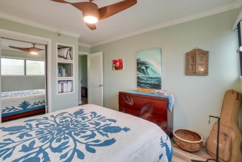 考纳卡凯Coastal Kaunakakai Condo with Ocean-View Balcony!的一间卧室配有一张带蓝白色毯子的床