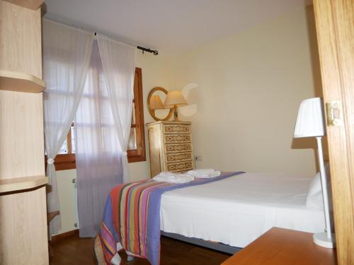 卡尼略Francoli-Vacances Pirinenca的卧室配有白色的床和窗户。