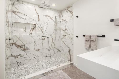 西雅图Green Lakefront Villa的一间带大理石淋浴和水槽的浴室