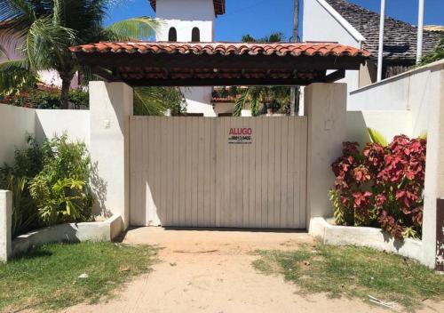考卡亚Casa de praia的房屋前的白色车库门