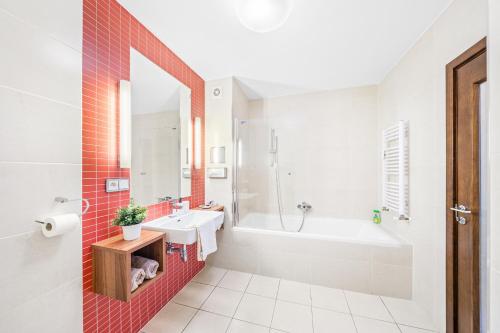 比尔森Prostorný dvoupokojový apartmán 52m2的浴室配有白色浴缸和水槽