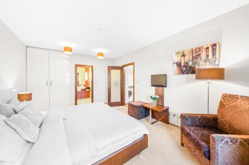 比尔森Prostorný dvoupokojový apartmán 52m2的一间卧室配有一张床和一张沙发