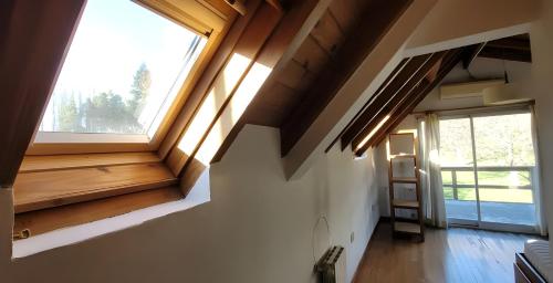 埃博森Chacra Esaki的客房设有大窗户 和木地板