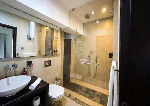 Centre de FlacqPrivate Beach 5-star Villa, Golf & Luxe的带淋浴、盥洗盆和卫生间的浴室