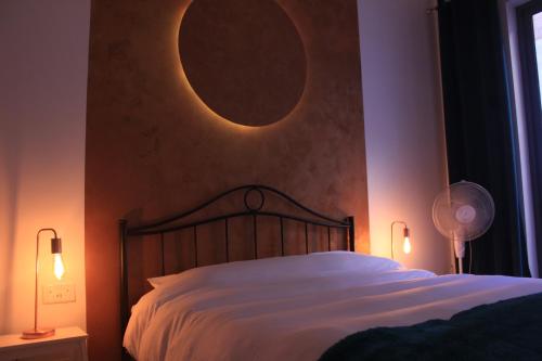 圣朱利安斯Door 51的一间卧室配有一张大床,墙上有月亮