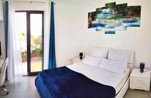 蓬他达维托亚Casa Panorama Sol的一间卧室设有一张床和一个大窗户