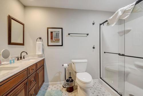 威斯康星戴尔Dells Lakefront Escape - Couples or Families的一间带卫生间和玻璃淋浴间的浴室
