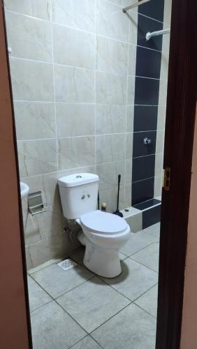 ThikaDelight Stays的一间带卫生间和淋浴的浴室