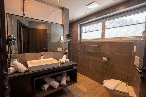伊施格尔Place2be的一间带水槽和镜子的浴室