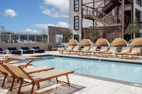 洛杉矶Level Hollywood的一个带躺椅的游泳池和一间酒店