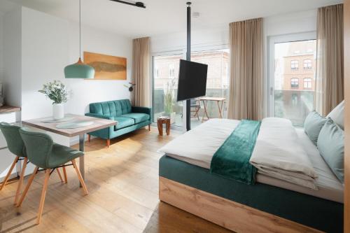 诺德奈Haus Noena - Wohnung 7 Inselschatz的一间卧室设有一张床和一间客厅。
