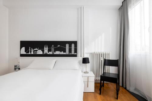 巴塞罗那拉梅尔佐那德巴塞罗那公寓的卧室配有白色的床和黑椅