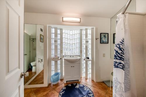 劳德代尔堡Casa De Las Olas的带淋浴、卫生间和门的浴室