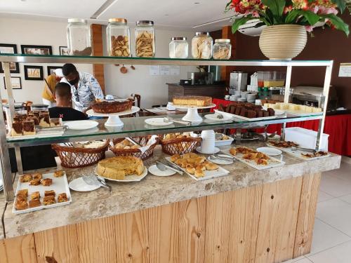 福塔莱萨Angra Praia Hotel的一条自助餐线上有很多食物