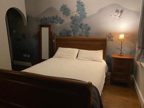 莱特肯尼LOCH CONNELL LODGE的卧室配有一张床上,墙上涂有鸟