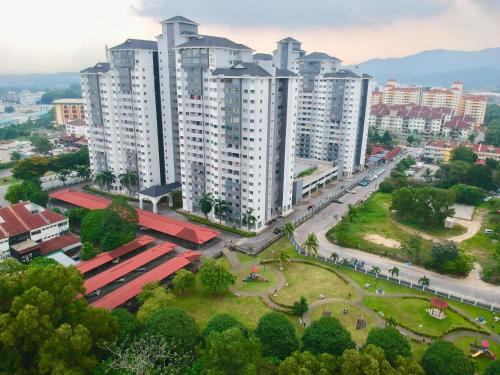 吉隆坡Suria Kipark Damansara 3R2B 950sq ft Apartment的城市高楼高空景观