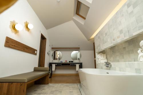 比利亚维西奥萨-德奥东Hotel Villa Odon的一间带大浴缸和水槽的浴室