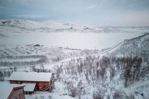 里克斯格伦森Ski in ski out lägenhet med fantastisk utsikt的雪地里的谷仓