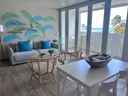 圣胡安KASA Brisa Marina - 1 bed 1 bath for 2 OCEAN VIEW BALCONY BEACHFRONT CONDO POOL的客厅配有沙发和桌子