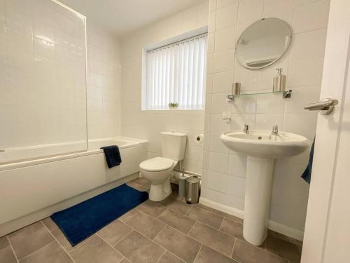 塔姆沃思49 Saxon Mill, Tamworth的白色的浴室设有水槽和卫生间。