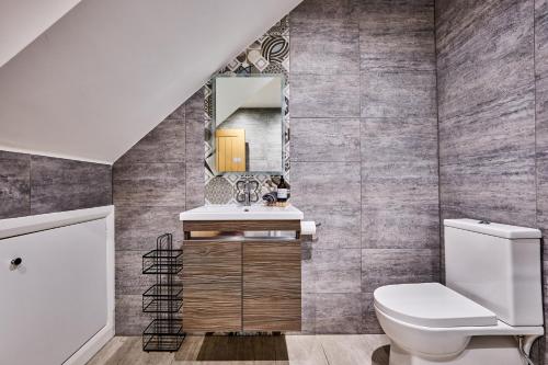 斯图尔特港Portstewart Central Loft Apartment的一间带卫生间和镜子的浴室