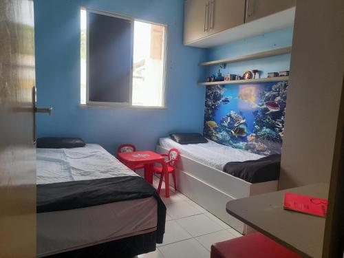 阿拉卡茹Reserva alto verde condomínio club的小房间设有两张床和窗户