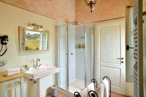 瓜尔迪斯塔洛Locanda Le Giunche的带淋浴和盥洗盆的浴室