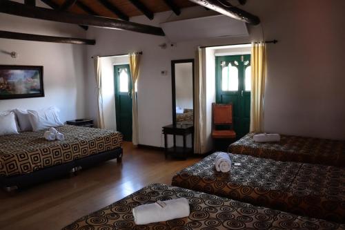 蒙圭Mongui Plaza Hotel的酒店客房,设有两张床和镜子