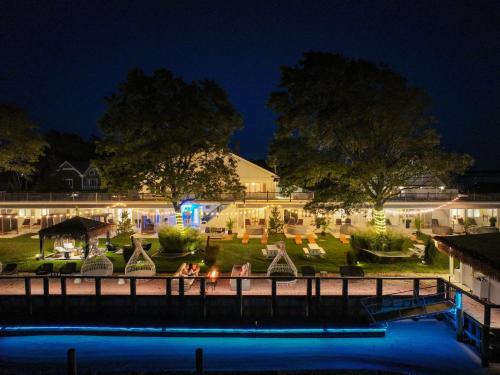 AquebogueAqua by American Beech - Adults Only的夜晚从水面上可欣赏到酒店的景色
