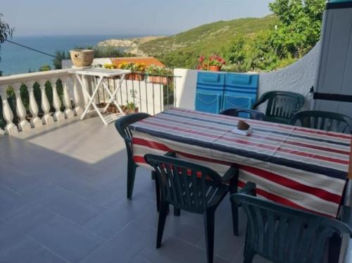 圣尼科拉Perla Marina的海景阳台上的桌椅
