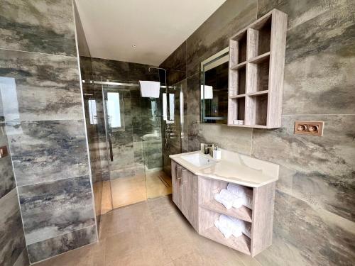 威廉斯塔德Xanadu Apartments at Blue Bay Golf & Beach Resort的一间带水槽和淋浴的浴室