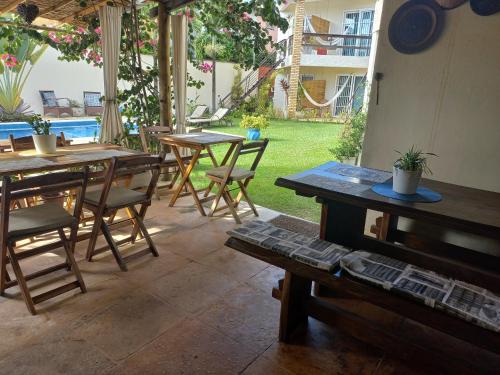 卡姆布库Panorama Cumbuco的一个带桌椅的庭院和一个游泳池