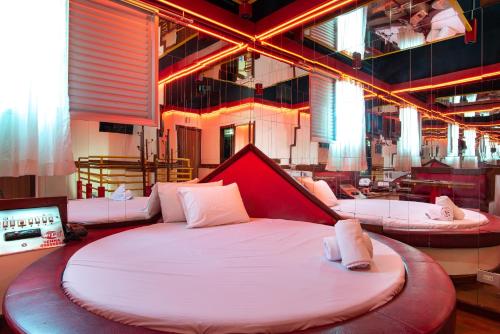 贝洛奥里藏特Motel Fantasy 5的一间带大床和电视的卧室