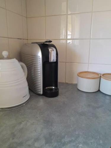 旺加拉塔3 Bedroom Home的厨房配有加热器和2个垃圾桶