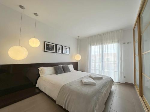 阿维拉Casa Jimena的一间卧室配有一张大床和两条毛巾
