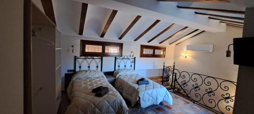 哈恩CASITA ROCIO的一间卧室,配有两张床