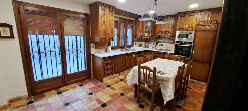 哈恩CASITA ROCIO的厨房配有木制橱柜和桌椅