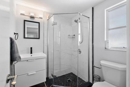 萨拉索塔Ultimate Private Home with Heated Pool的带淋浴和卫生间的白色浴室
