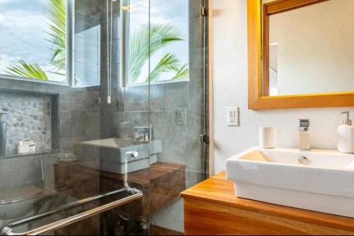 奥霍查尔奥霍查尔心灵酒店的一间带水槽和镜子的浴室