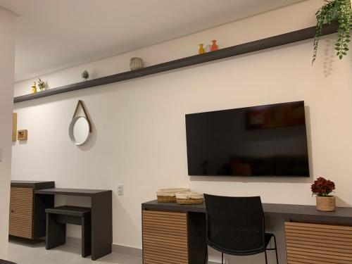 塔曼达雷FLAT ECO RESORT PRAIA DOS CARNEIROS的客厅设有壁挂式平面电视。