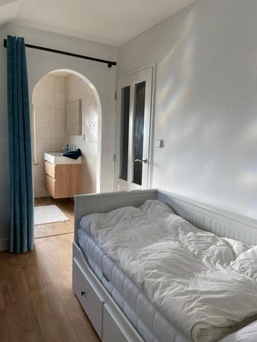 SchijndelBB Sunshine的带浴室的客房内的一张白色床