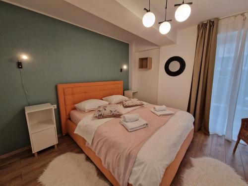 奥托佩尼Golden Airport Residence的一间卧室设有一张大床和绿色的墙壁