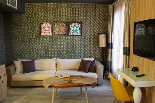 埃尔祖鲁姆扎德酒店的客厅配有沙发和桌子