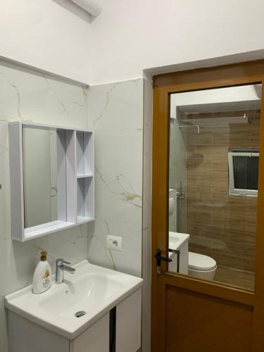 卡萨米尔Villa Ermali的一间带水槽、卫生间和镜子的浴室