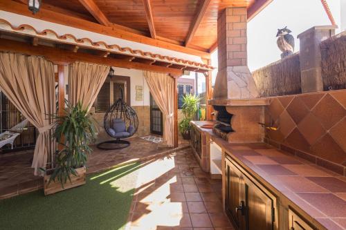 阿格特Lightbooking Janeth Agaete的一个带木制天花板和庭院的户外厨房