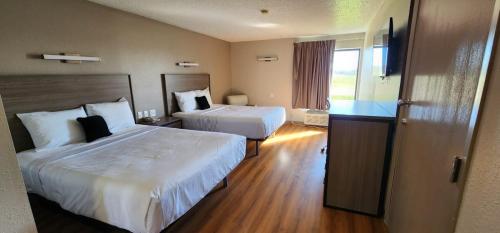Pontoon BeachRed Lion Inn & Suites Pontoon Beach的酒店客房设有两张床和窗户。