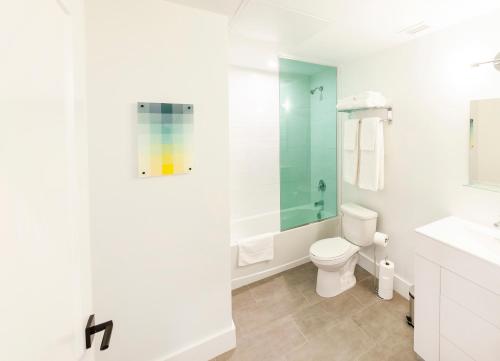 汉密尔顿The Laundry Rooms Augusta的白色的浴室设有卫生间和水槽。