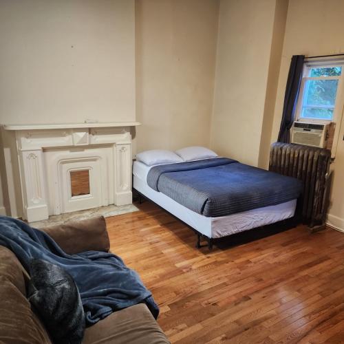 纽约New York City GuestHouse的客厅设有两张床和壁炉