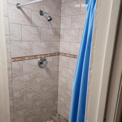 纽约New York City GuestHouse的浴室内配有淋浴和头顶淋浴